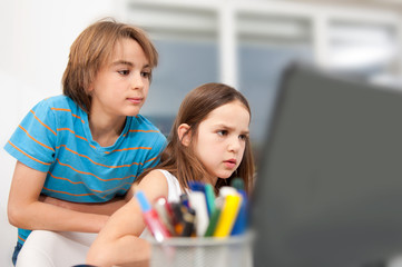 Schüler bei der gemeinsamen Arbeit am Computer