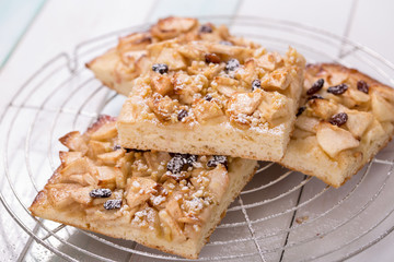 Apfelkuchen aus Hefeteig mit Rosinen