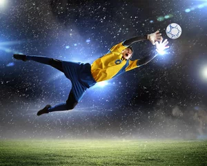 Selbstklebende Fototapeten Torwart fängt den Ball © Sergey Nivens