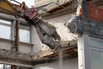 Bagger reißt Haus ab