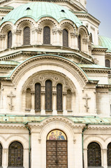 Fototapeta na wymiar Drzwi, łuk i kopuły katedry Aleksandra Newskiego, więc