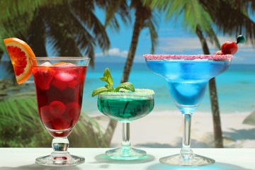 cocktails  alcolici in bicchiere sulla spiaggia