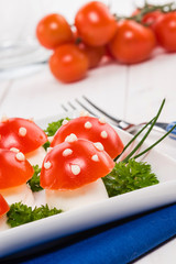Funghetti di mozzarella e pomodoro, fuoco selettivo