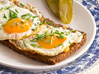 Spiegelei auf einer Scheibe Brot.