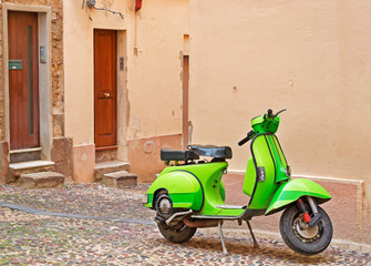 Naklejka na ściany i meble zielony skuter