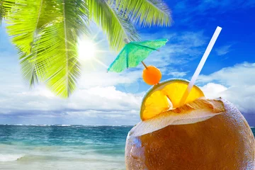 Fototapeten Kokosnuss Cocktail auf karibischen Strand . © Swetlana Wall