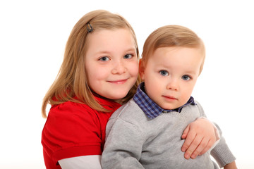 glückliches Geschwisterpaar