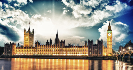 Fototapeta na wymiar Big Ben i budynek parlamentu w Tamizy Międzynarodowego La