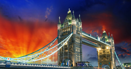 Obraz premium London, The Tower Bridge lights show at sunset