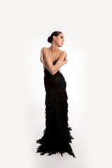 frau im schwarzem couture kleid