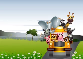 Abwaschbare Fototapete Zoo lustige Tierkarikatur auf gelbem Auto und tropischem Wald