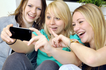Freundinnen schießen Selbstportraits per Smartphone
