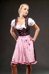 Frau im Dirndl
