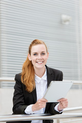 lachende studentin mit tablet