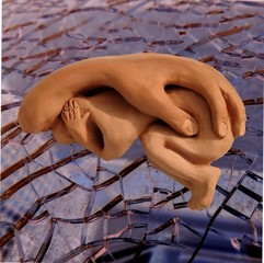 Tonskulptur Mensch in Hand