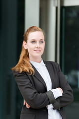 selbstbewusste junge frau