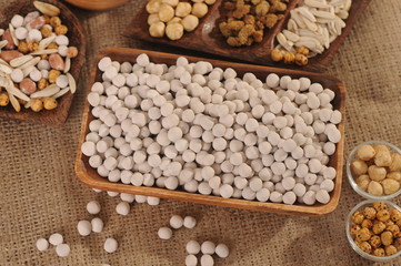 white chickpeas