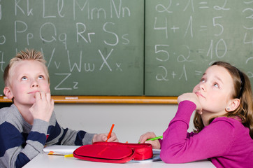 schüler denken über eine lösung nach