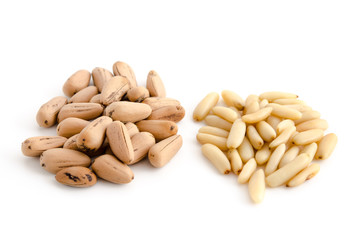 Geschälte und ungeschälte Pinienkerne