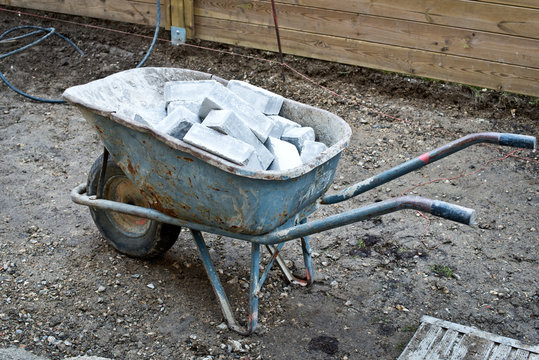 Brouette de pav&eacute;s sur un chantier
