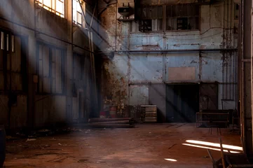 Foto op Plexiglas binnenkant van een verlaten fabriek © berna_namoglu