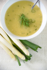 Spargelcremesuppe mit Lauchzwiebeln