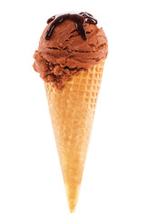 schokoladen eiscreme mit in eiswaffel und schokosauce