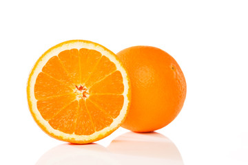 orange und halbe vor weissem hintergrund