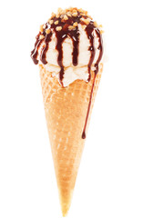 vanille eiscreme in waffel  mit schokosauce und krokant