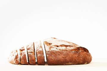 geschnittenes rustikales vollkorn brot von der seite