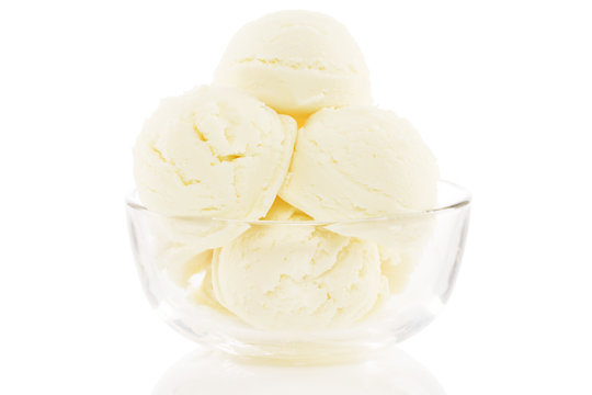glasschale gef&uuml;llt mit eiscreme kugeln vor weissem hintergrund
