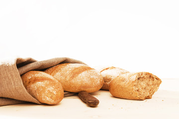 rustikale vollkorn brötchen mit brotmesser und leinen tuch