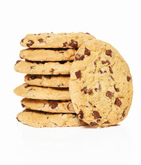 stapel cookies und ein stehender cookie vor weissem hintergrund