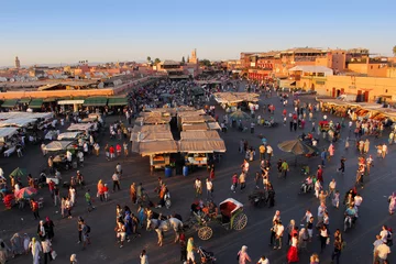 Fotobehang Het beroemde Marrakech-plein Djemaa el Fna, het centrum van de oude stad © icon72