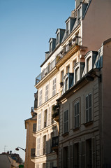 Fototapeta na wymiar immeuble parisien en coin avec balcons