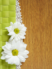 Obraz premium Chamomiles on wooden background