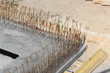 Fers à béton en crochet sur une semelle de fondations