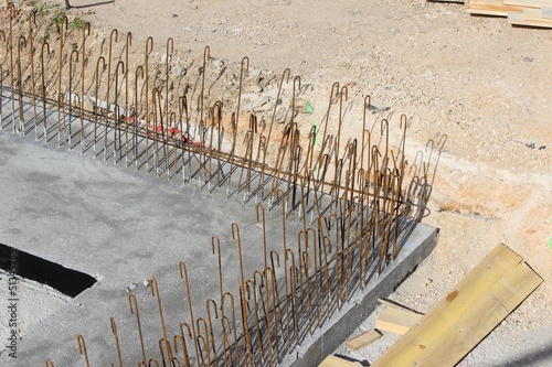 "Fers à béton en crochet sur une semelle de fondations" photo libre de droits sur la banque d ...