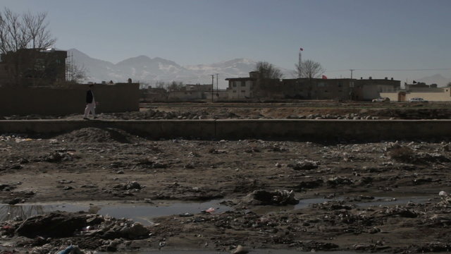 Homme qui marche, rivière de Kaboul, Afghanistan