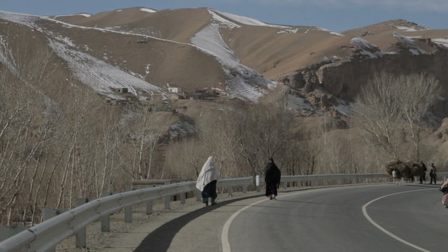 Femmes marchant sur la route, Afghanistan