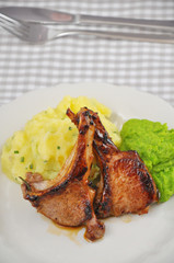 Lammkotelett mit Erbsenbrei und Kartoffeln