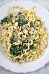 Pasta mit Speck, Pinienkernen und Mönchsbart