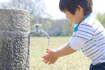 手洗いする子供