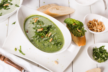Bärlauchcremesuppe mit Röstbrot und Pinienkernen