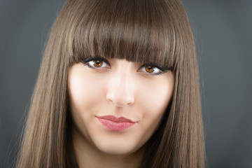 Naklejka premium Portret młoda piękna kobieta z uderzeniami w studiu