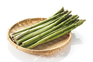 ザルにのせたアスパラガス