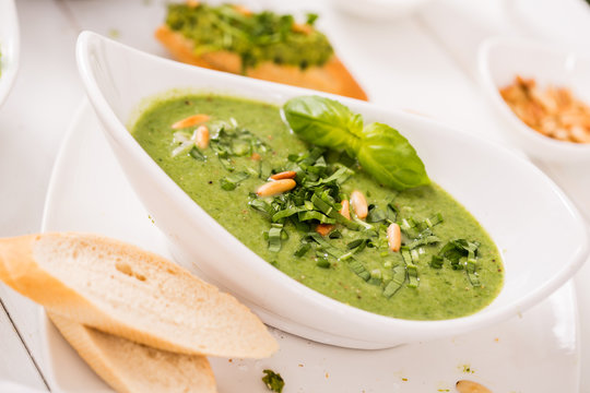 B&auml;rlauchcremesuppe mit R&ouml;stbrot und Pinienkernen