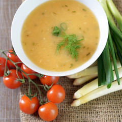 Tomaten-Spargel-Suppe