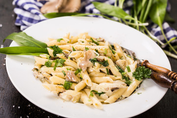 Pasta mit Pilzen und Bärlauch