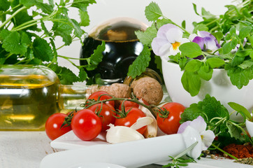Olivenöl, Essig Balsamico, Tomaten und Küchenkräuter